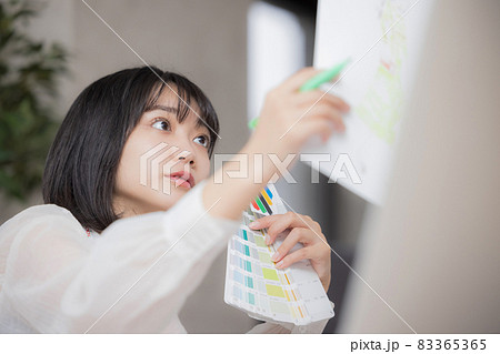 洋服のデザインを考える若い女性 83365365