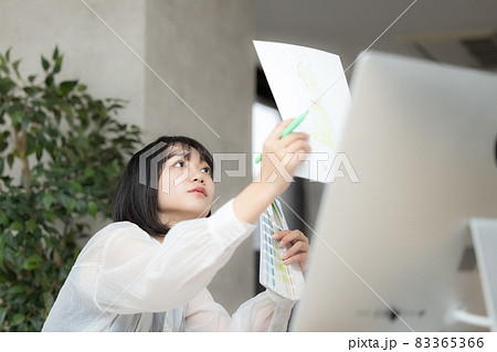 洋服のデザインを考える若い女性 83365366