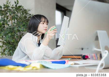 洋服のデザインを考える若い女性 洋服のデザインを考える若い女性 83365368