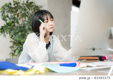 洋服のデザインを考える若い女性 83365373