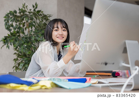 洋服のデザインを考える若い女性 83365420