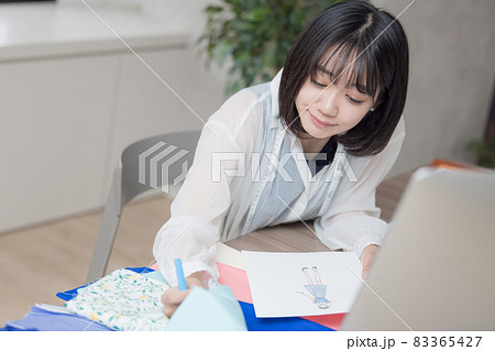 洋服のデザインを考える若い女性 83365427