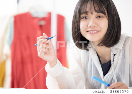 洋服のデザインを考える若い女性 洋服のデザインを考える若い女性 83365576