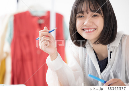 洋服のデザインを考える若い女性 83365577