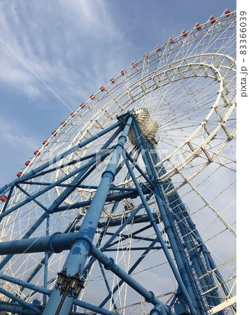 見上げている 見上げる 見あげる 83366039