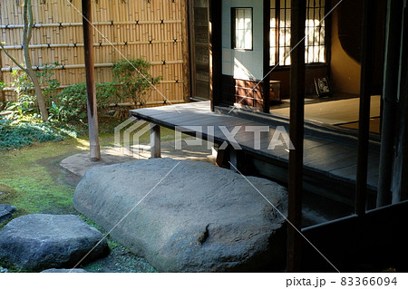日本家屋の縁側 83366094