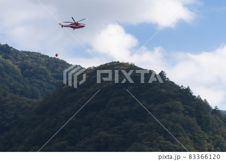 小河内ダムとヘリコプター 83366120