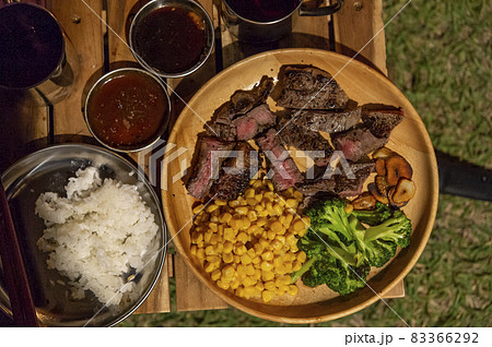 ビーフステーキと焼き野菜のキャンプ飯 83366292