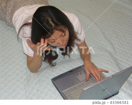 PCを操作する女性 83366381