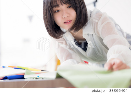 服飾専門学校学生 服を縫う若い女性 服飾専門学校学生 服を縫う若い女性 83366404