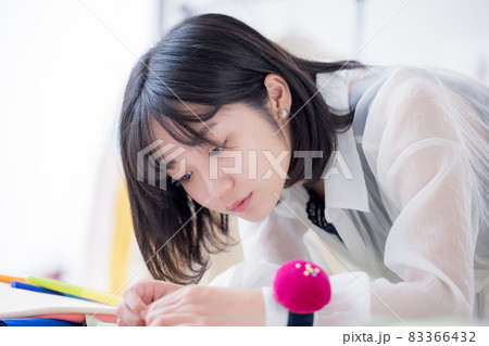 服飾専門学校学生　服を縫う若い女性 83366432
