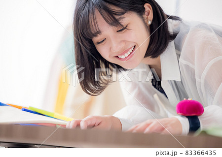 服飾専門学校学生　服を縫う若い女性 83366435