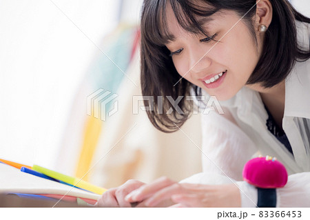 服飾専門学校学生 服を縫う若い女性 服飾専門学校学生 服を縫う若い女性 83366453