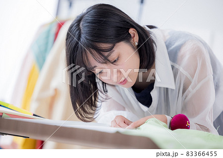 服飾専門学校学生　服を縫う若い女性 83366455