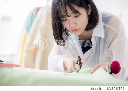 服飾専門学校学生　服を縫う若い女性 83366561