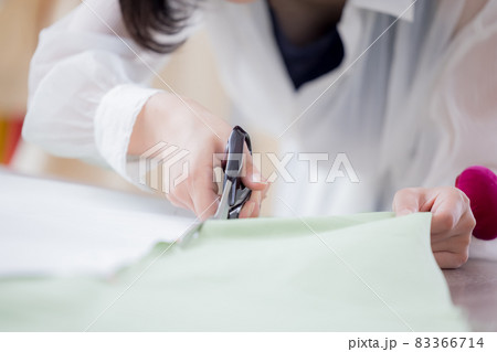 服飾専門学校学生　裁ちばさみで布を裁つ女性の手元 83366714