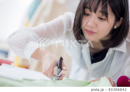 服飾専門学校学生　ハサミで布を裁つ女性 83366842