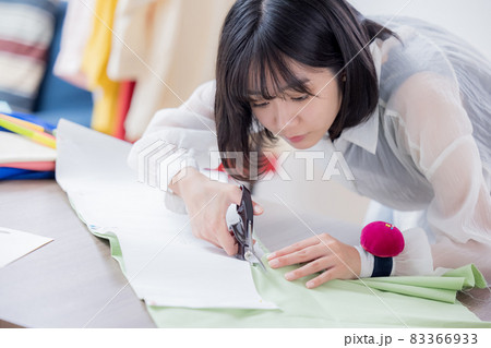 服飾専門学校学生 ハサミで布を裁つ女性 服飾専門学校学生 ハサミで布を裁つ女性 83366933