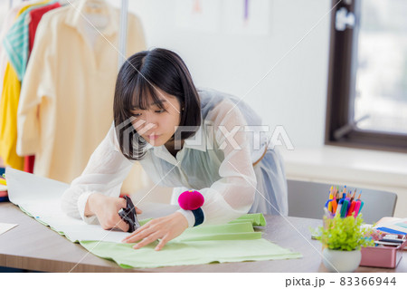 服飾専門学校学生　ハサミで布を裁つ女性 83366944