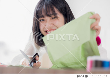 服飾専門学校学生　ハサミで布を裁つ女性 83366983