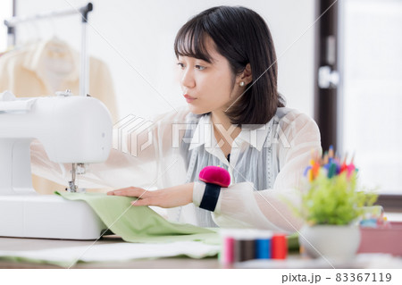 服飾専門学校学生　服を縫う若い女性 83367119