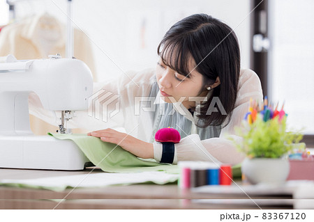 服飾専門学校学生　服を縫う若い女性 83367120