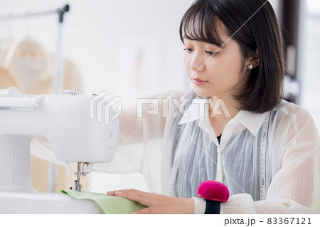 服飾専門学校学生　服を縫う若い女性 83367121