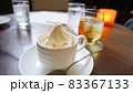 白いカップに入ったソフトクリーム 83367133