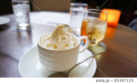 白いカップに入ったソフトクリーム 白いカップに入ったソフトクリーム 83367133