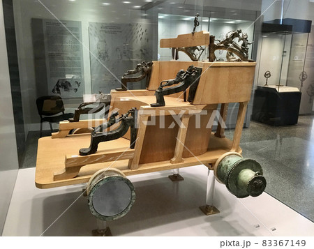 ギリシャ　アテネ国立考古学博物館　古代の木製戦車 83367149