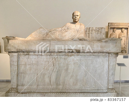 ギリシャ　アテネ国立考古学博物館　大理石のサルコファガス 83367157
