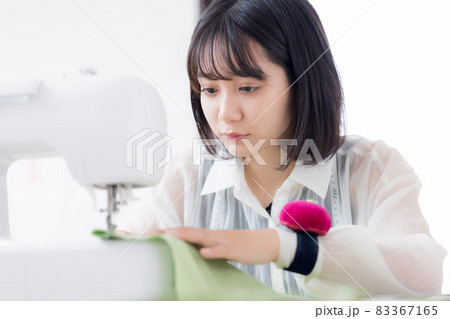 服飾専門学校学生 服を縫う若い女性 服飾専門学校学生 服を縫う若い女性 83367165