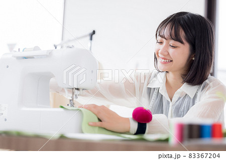 服飾専門学校学生　服を縫う若い女性 83367204