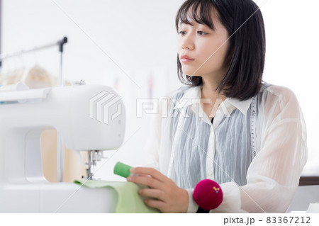 服飾専門学校学生　服を縫う若い女性 83367212