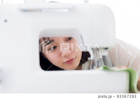 服飾専門学校学生　服を縫う若い女性 83367283