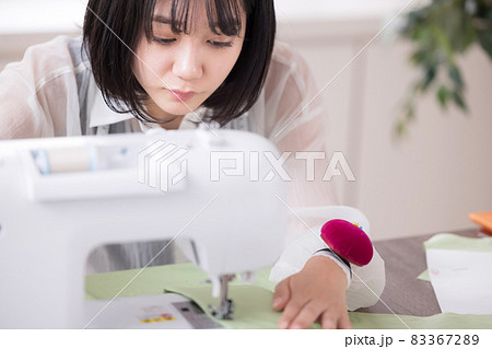 服飾専門学校学生　服を縫う若い女性 83367289