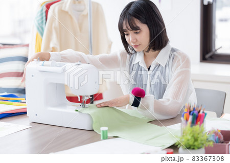 服飾専門学校学生 服を縫う若い女性 服飾専門学校学生 服を縫う若い女性 83367308
