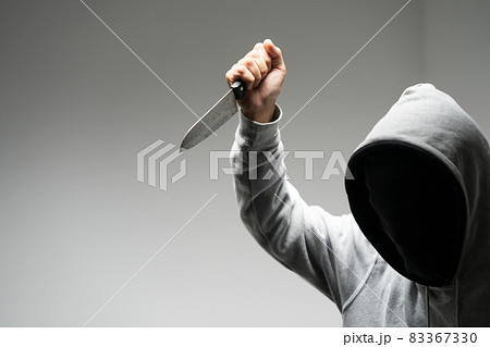犯罪　男　ナイフ 83367330
