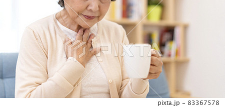 飲み込み辛いシニア女性　嚥下障害　ボディパーツ　パーツカット 83367578