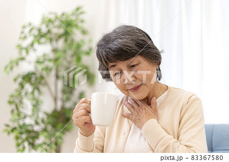 飲み込み辛いシニア女性　嚥下障害 83367580
