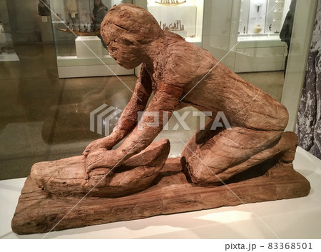 ギリシャ　アテネ国立考古学博物館　木造の女性像 83368501