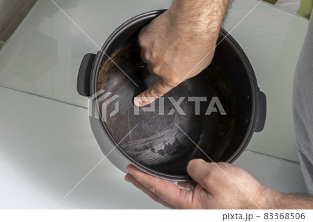 the non-stick coating of the pan is damaged 83368506