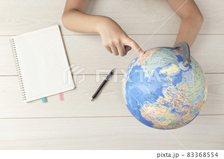 地図の勉強をする子供。海外について学ぶ子供。地理、旅行、地図、社会、言語、勉強など 83368554