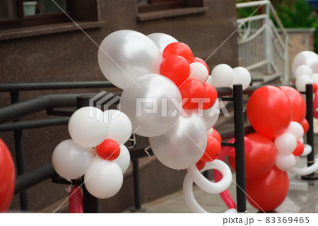 Balloons as a banquet decoration, flowers made from red and white balls. 83369465
