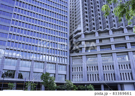 東京大手町のオフィスビル群 83369661