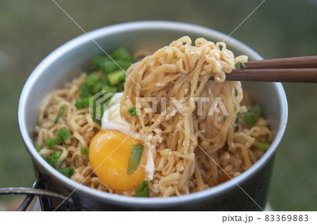 キャンプでのインスタント麺 キャンプでのインスタント麺 83369883