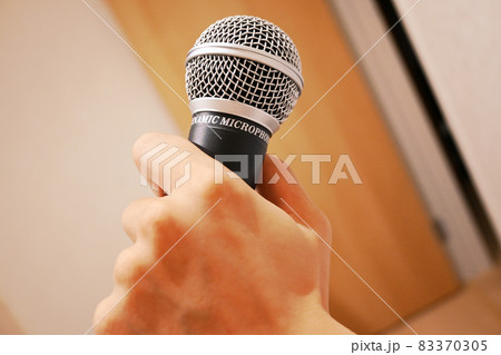 マイクを持つ手 83370305