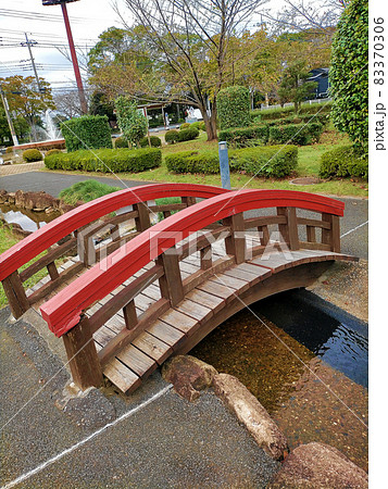 公園の小さな赤い橋 83370306