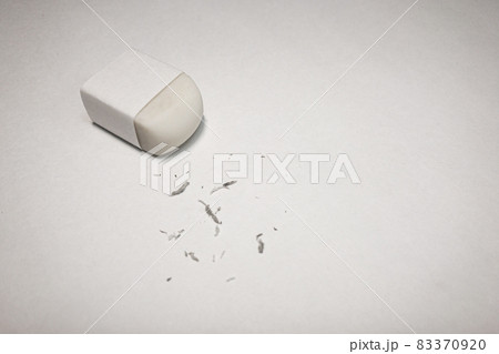 消す、消しゴムと消しカスと白い紙の写真素材 [83370920] - PIXTA
