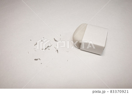 消す、消しゴムと消しカスと白い紙 83370921